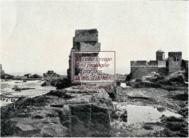 Les restes des vieux murs phéniciens de l'île Rouad