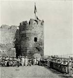 Rouad, 1915 : � AU DRAPEAU! � - Les couleurs fran�aises montent au m�t de pavillon dress� sur la tour du vieux ch�teau de Rouad